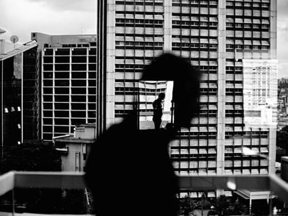 &#039;Reflejo en una ventana de Altamira&#039; (Caracas), del fot&oacute;grafo Christopher Anderson.