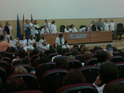 La asamblea de trabajadores del hospital de La Princesa durante la intervención del gerente.