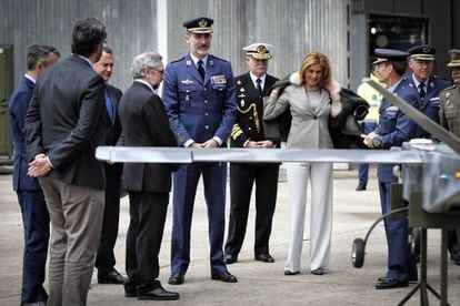 Felipe VI visita junto con Cospedal las instalaciones del INTA en Torrejón.