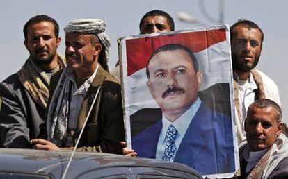 Partidarios de Alí Abdulá Saleh, se manifiestan en Saná en favor del presidente yemení, que ha anunciado que no se presentará a la reelección en 2013.