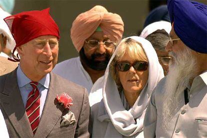 El príncipe Carlos y su esposa, Camila, durante la visita al templo sij de Anandpur, en el Punjab (India).