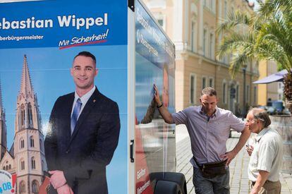 El candidato a la alcaldía de Görlitz de Alternativa por Alemania, Sebastian Wippel (izquierda) hace campaña en una palza de la ciudad del este de Alemania el pasado martes.