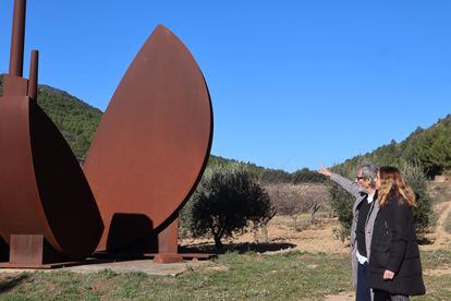 La consejera de Transición Ecológica, Isaura Navarro, y el escultor valenciano Miquel Navarro, este miércoles, en Siete Aguas.