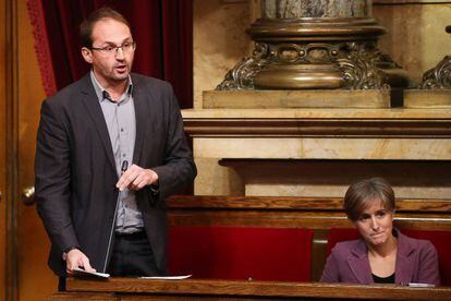 El coordinador nacional de ICV, Joan Herrera, en una sesión del Parlament junto a Dolors Camats.