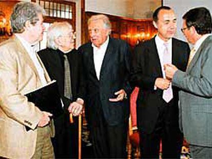 Jorge Herralde, Francisco Porrúa, Francisco Pérez González, Luis Alberto de Cuenca y Emiliano Martínez (de izquierda a derecha), en Santander.