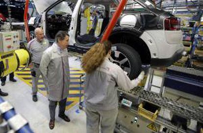 Fotografía facilitada por la Comunidad de Madrid de su presidente, Ignacio González (c), durante la visita que ha realizado hoy a la planta del Grupo PSA Peugeot Citröen en Villaverde.