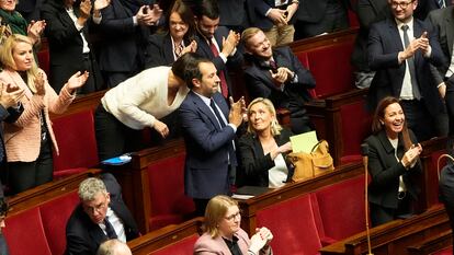 Los parlamentarios de extrema derecha aplauden tras la votación de un proyecto de ley de inmigración en la Asamblea Nacional francesa en París, este lunes.