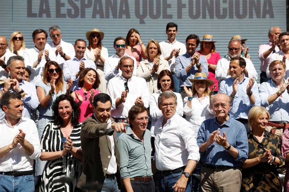 El líder del PP, Alberto Núñez Feijóo; junto al alcalde de Madrid, José Luis Martínez Almeida; el presidente del PP autonómico y de la Junta de Andalucía, Juanma Moreno; entre otros dirigentes del partido, este domingo en Málaga. 