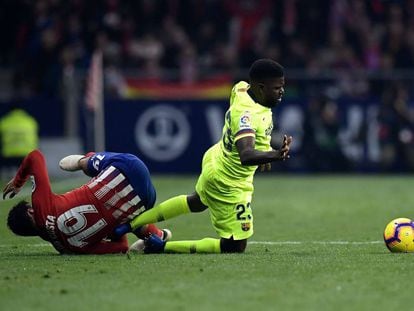 Umtiti disputa un balón con Diego Costa, en el Atlético-Barcelona.