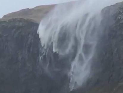 La catarata que fluye al revés en Escocia