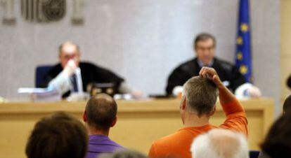 &#039;Txapote&#039;, de espaldas, con jersey naranja, durante el juicio.