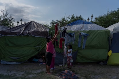 Una familia tiende su ropa en el campamento de migrantes en Reynosa, Tamaulipas