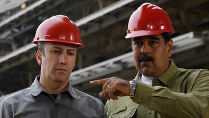 Tareck El Aissami, exministro de Petróleo, y Nicolás Maduro, presidente de Venezuela, durante el recorrido de un estadio de béisbol en construcción, en Caracas en 2018.