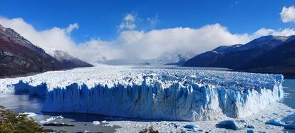 Las paredes frontales, de más de 50 metros, del glaciar Perito Moreno, visto desde las pasarelas turísticas.