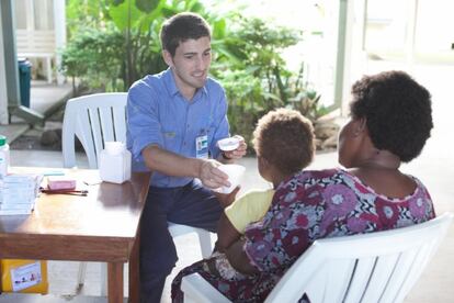 El médico español Oriol Mitjà, en la isla de Lihir (Papúa Nueva Guinea).