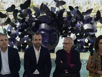 De derecha a izquierda, Elena Tejedor, de la Fundaci&oacute;n Hortensia Herrero; Manolo Vald&eacute;s; Javier Molins, comisario de la exposici&oacute;n; y Enrique Vidal, director de la Ciudad de las Artes y las Ciencias.