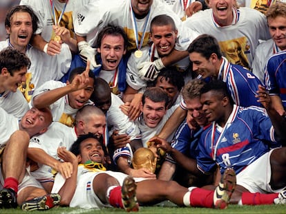 El equipo de Francia festeja luego de vencer a Brasil 3-0 en la final del mundial de 1998, en Paris.
