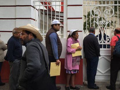 Seguidores frente a la casa de transición de López Obrador 