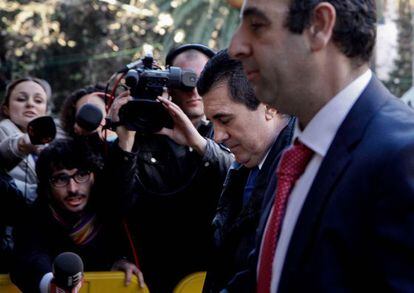 El expresidente de Baleares, Jaume Matas, y su abogado a su llegada al tribunal, en enero.