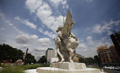 El caballo de la obra La Gloria y los Pegasos, instalado en la plaza de Legazpi, sin la cola.