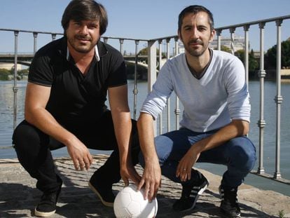 Julio Fariñas y José Miguel Sánchez, socios fundadores de Footters. A la derecha, un partido emitiéndose en la plataforma.
