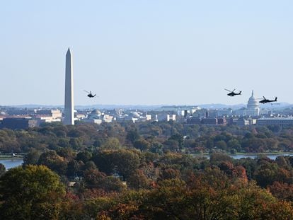 Varios helicópteros sobrevuelan Washington en noviembre de 2021.
