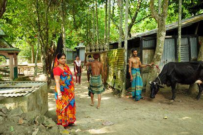 A la vista de esta imagen, podríamos imaginar Bangladés como un país pintoresco y lleno de colorido. Pero la realidad es que gran parte de su población vive sumida en la pobreza, y que muchos bangladesíes sufren como los que más los efectos perversos del cambio climático —ciclones, inundaciones y demás desastres naturales— sin haber sido ellos los causantes.