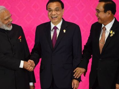 El primer ministro indio, Narendra Modi, junto a sus homólogos chino, LiKeqiang, y tailandés, Prayut Chan-O-Cha, el lunes en Bangkok.