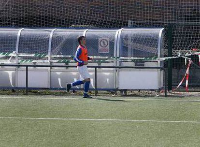 Uno de los banquillos del campo de hierba artificial en Las Rozas, que fueron retirados y precintados por la Guardia Civil.