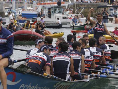 La tripulaci&oacute;n de Urdaibai celebra el triunfo en La Concha.
