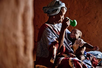 Houley Abdoulaye Bá alimentando su hijo con coucous y leche en la comunidad de Diawoud, Mauritania.