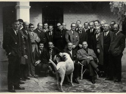 Encuentro de intelectuales antifranquistas en Toledo en 1965. Ventura, arriba, en el centro, con gafas oscuras, entre Dionisio Ridruejo y José Antonio Maravall. También aparecen Ernest Lluch, José Luis Aranguren, Tierno Galván, J. Raventós, M. Serrahima, R. Tasis, J. Carbonell, M. Manent, J. Benet i J. M. Castellet. (Colección Jordi Amat)