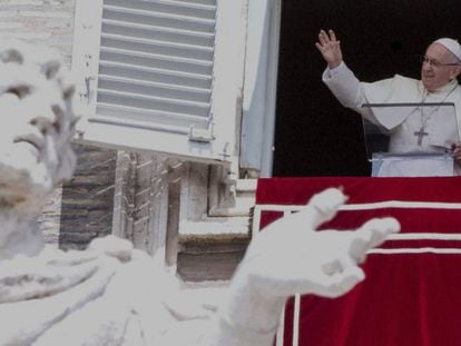 El papa Francisco recita el Angelus desde la ventana del palacio apostólico en la plaza de San Pedro en el Vaticano, el 15 de agosto último. En vídeo, el portavoz de Francisco analiza el contenido de la carta.
