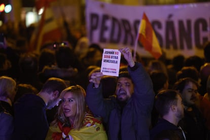 Manifestación de esta noche contra la amnistía frente a la sede del PSOE en Madrid. 