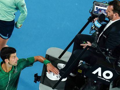 Djokovic da un toque al árbitro en un instante de la final en Melbourne.