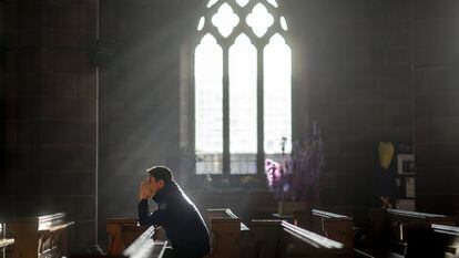 Un hombre reza en una iglesia de Birmingham (Reino Unido).
