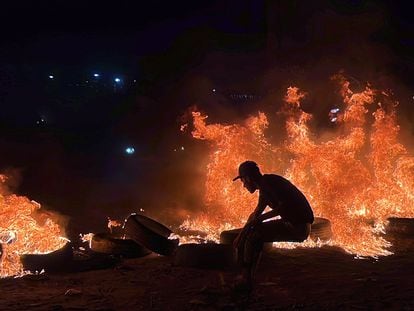 Un manifestante quemaba neumáticos en una protesta contra la reunión entre Libia e Israel, el domingo en Trípoli.