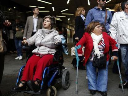 Víctimas de la talidomida a su llegada al juicio, que se celebra hoy en Madrid.