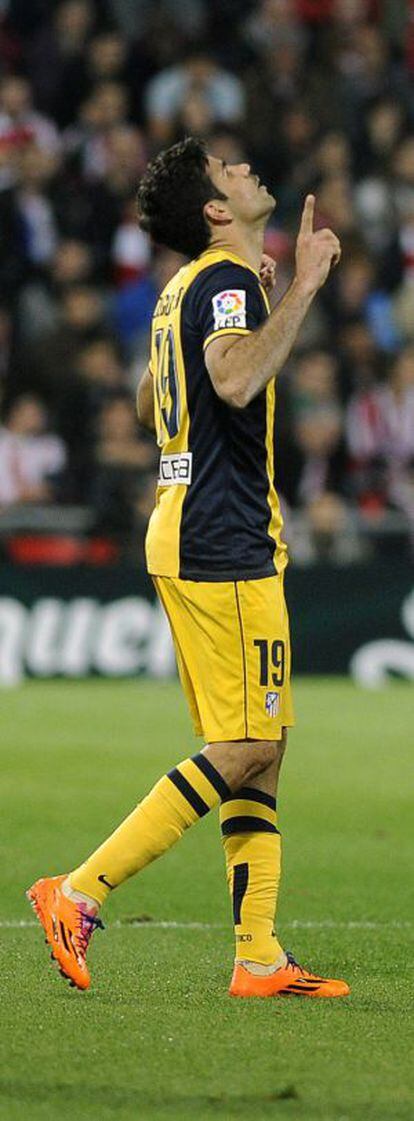 Diego da Silva Costa celebra su gol en el estadio bilbaíno.
