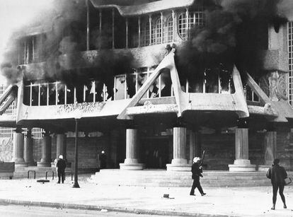 Varios policías custodian la Asamblea Regional de Murcia tras el incendio, el 3 de febrero de 1992.