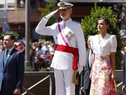Los Reyes presiden el desfile de Día de las Fuerzas Armadas, en Granada, este sábado. En la izquierda de la imagen, el presidente de la Junta de Andalucía, Juan Manuel Moreno.