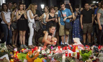 Diverses persones recorden les víctimes de l'atemptat l'agost passat a Barcelona.