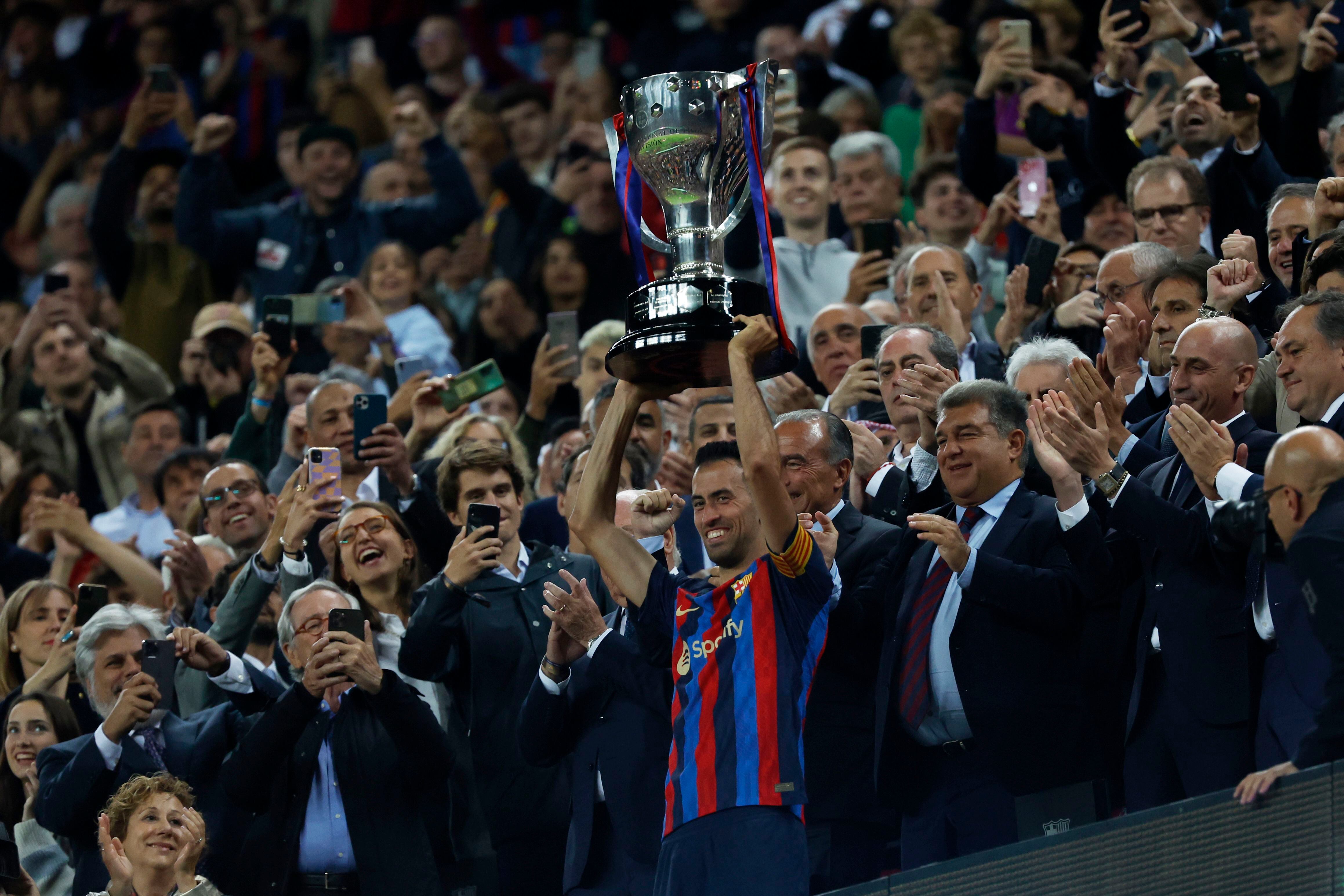 Sergio Busquets, capitán del Barça, con el trofeo de la Liga en el palco del Camp Nou.