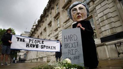 Opositores del Brexit disfrazados de la primera ministra, Theresa May, en Londres.