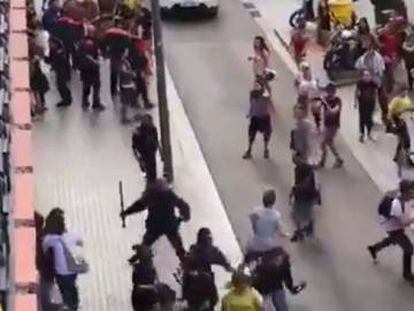Una imagen de la carga policial en Sants.