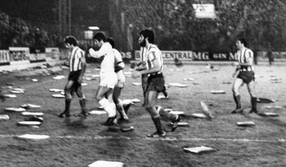 Almohadillas en El Molinón en el Sporting-Madrid.