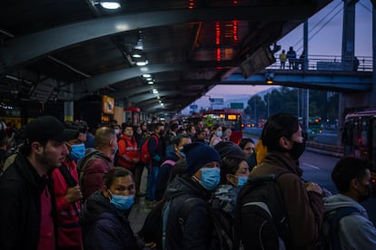 Las estaciones de Transmilenio han funcionado desde las 3:30 a.m., media hora antes a su horario habitual. El cierre de la operación será a la 1:00 a.m. del 23 de
septiembre.