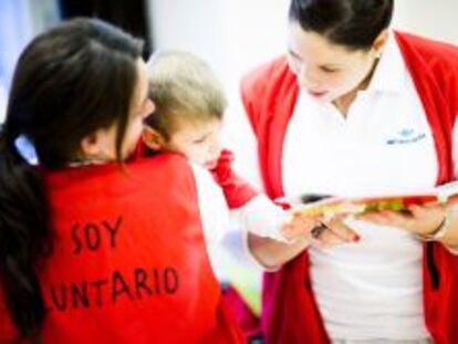 Trabajadoras de Mutua Madrileña en uno de los programas de voluntariado corporativo. 