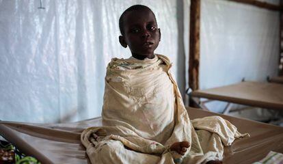 Ivan, un niño de cinco años que padece cólera y malaria, espera a ser atendido en una clínica del campo de refugiados de Kyangwali, en Uganda.