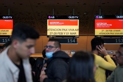 Pasajeros hacen largas filas en el counter de Avianca en el aeropuerto El Dorado para intentar ser reubicados en algún vuelo.